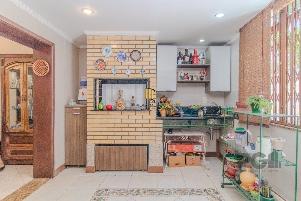 Linda casa de 04 dormitórios com vista livre no Bairro Teresópolis