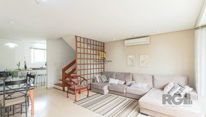 Excelente casa de 157m² com 3 dormitórios, 4 vagas e piscina.