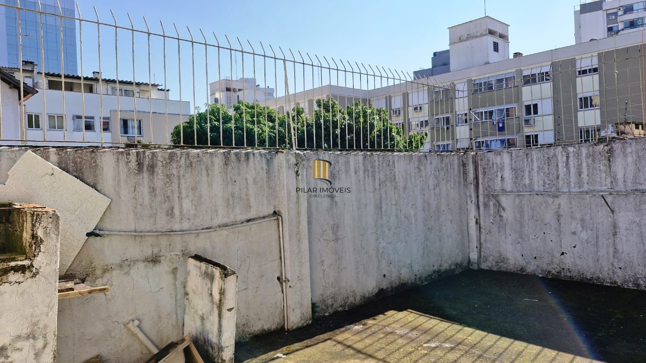 Apartamento com 2 dormitórios e garden na Rua Ijuí, pronto para reformar
