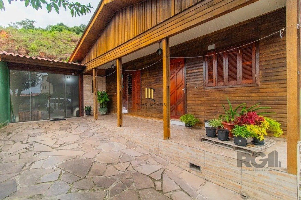 Casa com 3 dormitórios no bairro Partenon