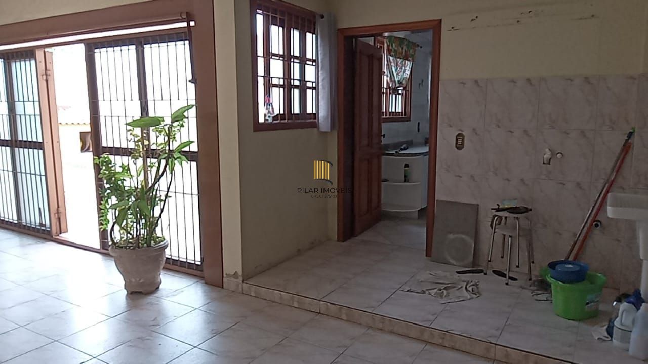 Casa 03 dormitórios, com páteo