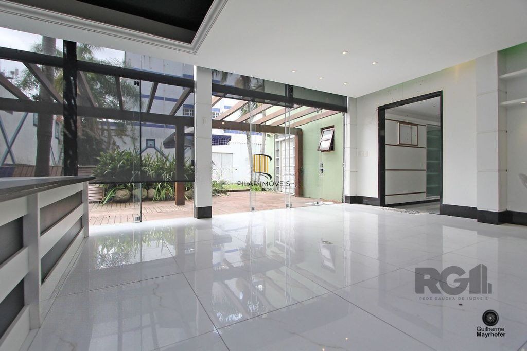 Casa com 5 suítes, 7 banheiros, 4 vagas no bairro Partenon