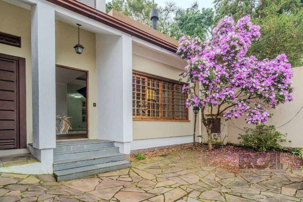 Casa de 214m² com 4 dormitórios, 1 suíte, piscina e 2 vagas no bairro Teresópolis