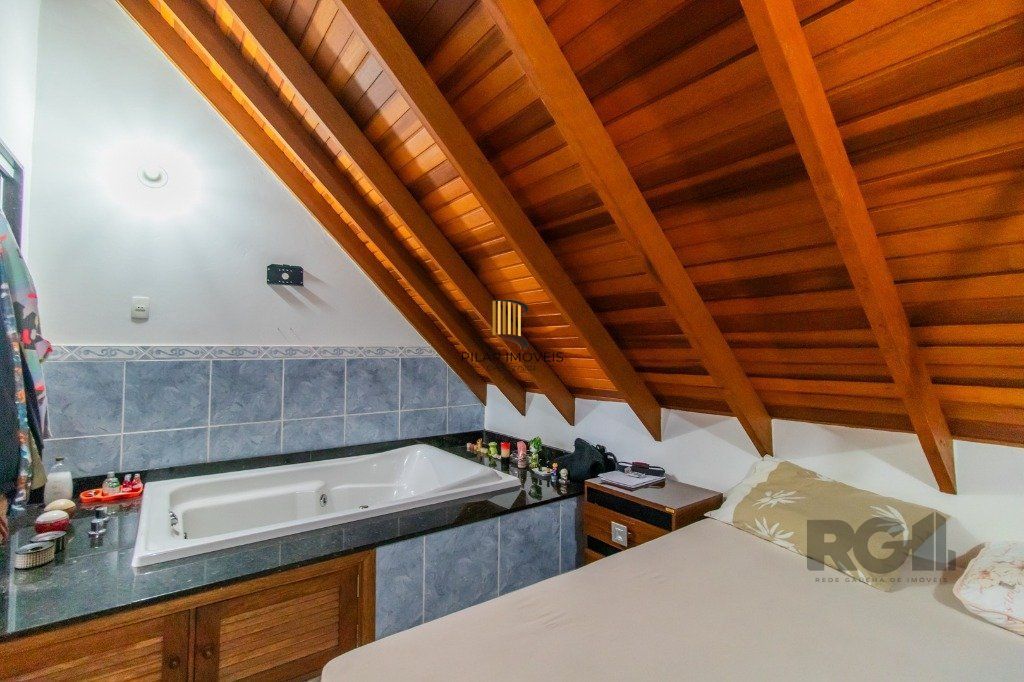 Casa em condoínio com 3 dormitorios, 2 suítes e  duas vagas de garaem no  bairroTeresópolis