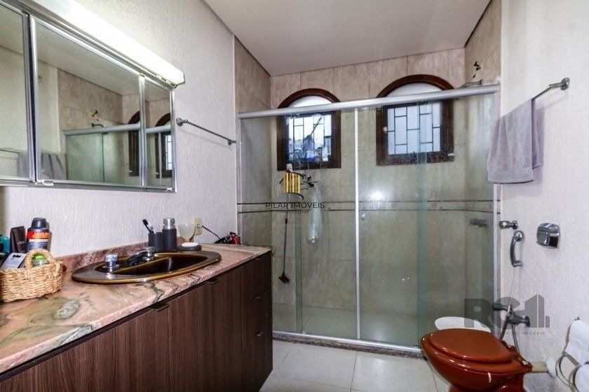 Casa 303m² - 4 dormitórios, 2 vagas no bairro Santo Antônio