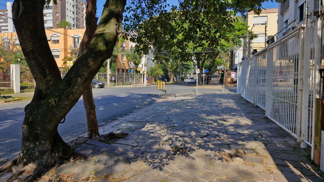 Apartamento com 2 dormitórios e garden na Rua Ijuí, pronto para reformar