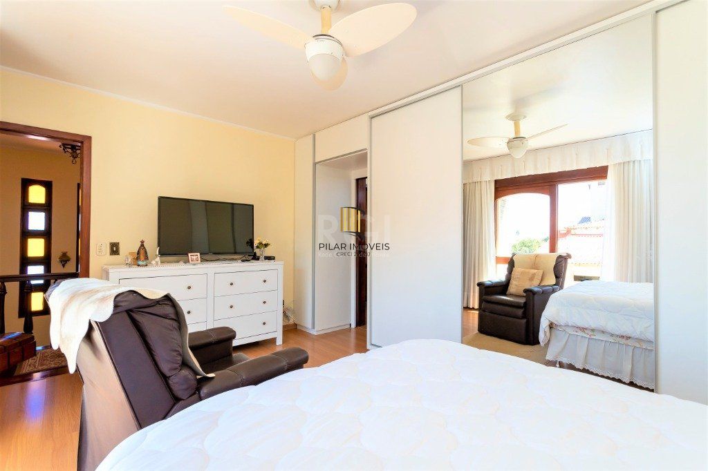 Casa para Venda - 228m², 4 dormitórios, sendo 1 suites, 5 vagas - Teresópolis
