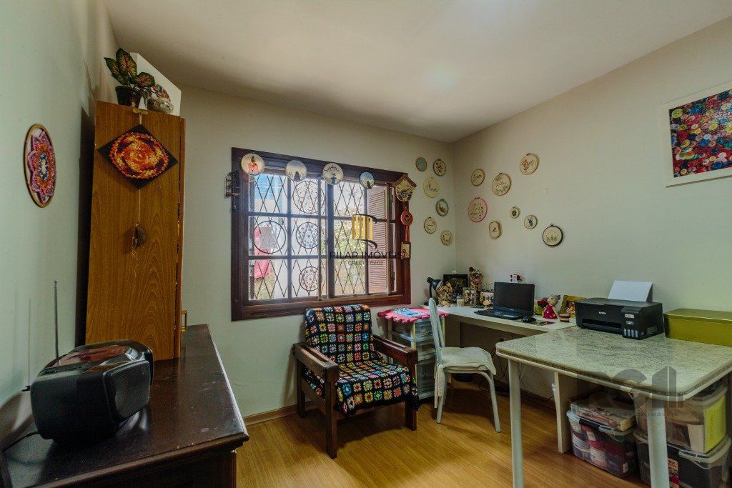Casa 253m², 3 suítes, pátio, churrasqueira e vaga de garagem para 4 carros no bairro Nonoai