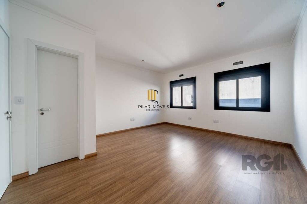 Casa de 3 dormitórios no bairro Hípica