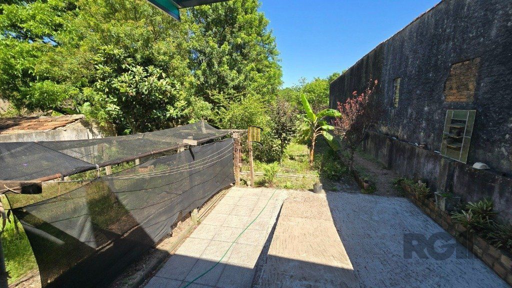 Casa com 161,25m², 3 dormitórios, 4 vagas no bairro Belém Novo