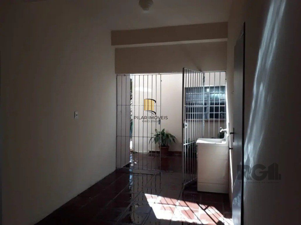 Casa com 5 dormitórios no bairro Passo das Pedras - Porto Alegre