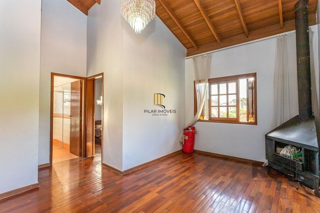 Casa 216m² - 4 dormitórios, 5 vagas no bairro Partenon