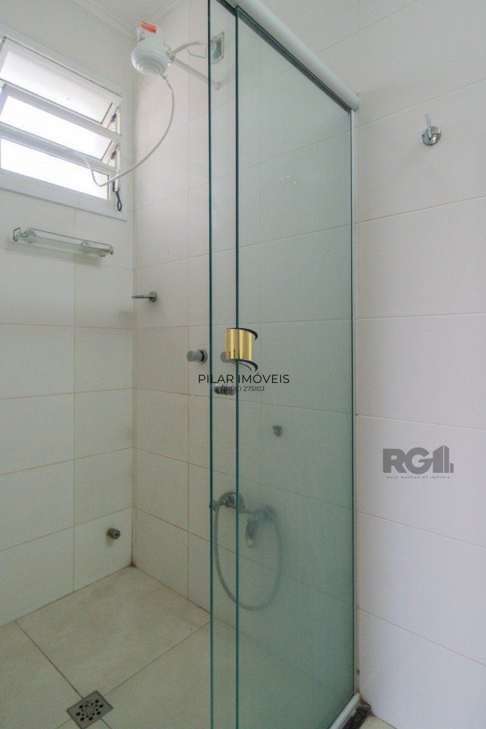 Casa de 214m² com 4 dormitórios, 1 suíte, piscina e 2 vagas no bairro Teresópolis