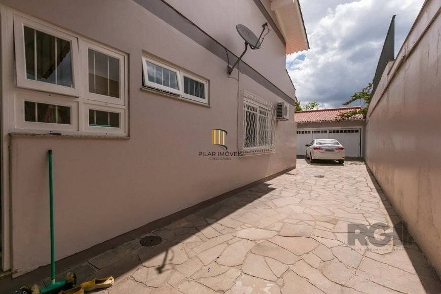 Casa de 380m² - 4 dormitórios, 2 suítes, 4 vagas no bairro Bom Jesus