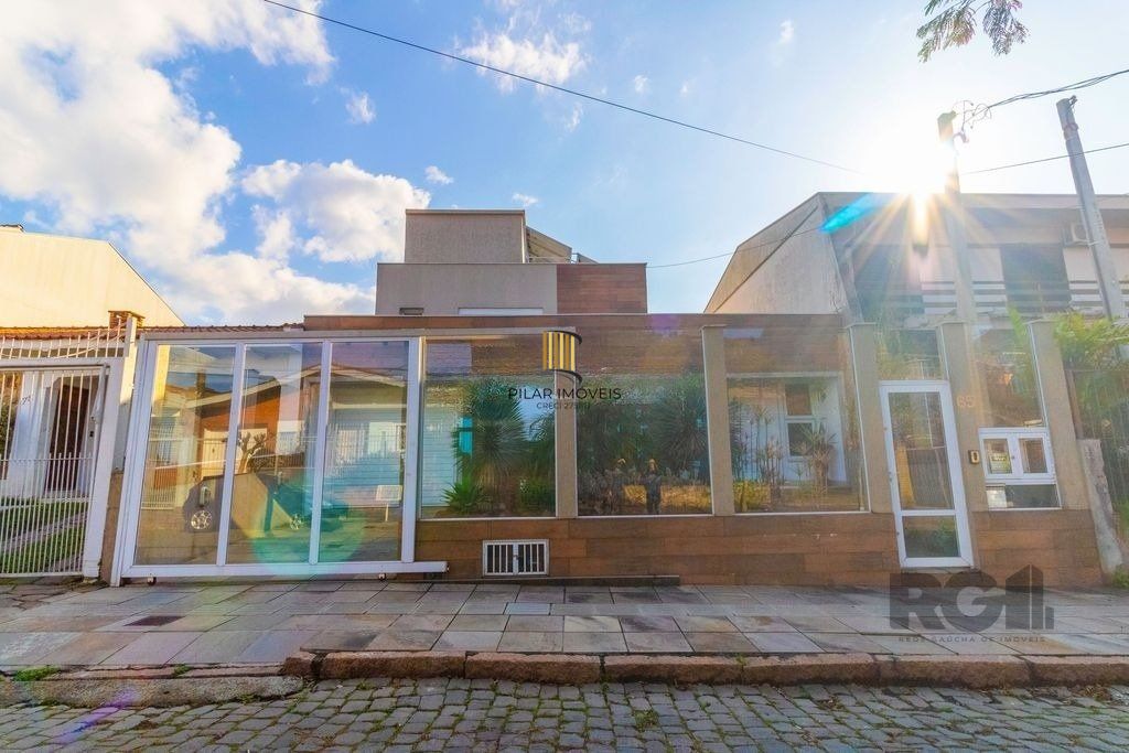 Casa 280m² - 3 dormitórios, 1 suíte, 2 vagas no bairro Jardim Itú