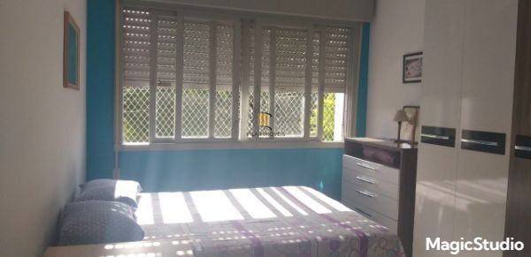 Apartamento 02 dormitórios, de frente Menino Deus
