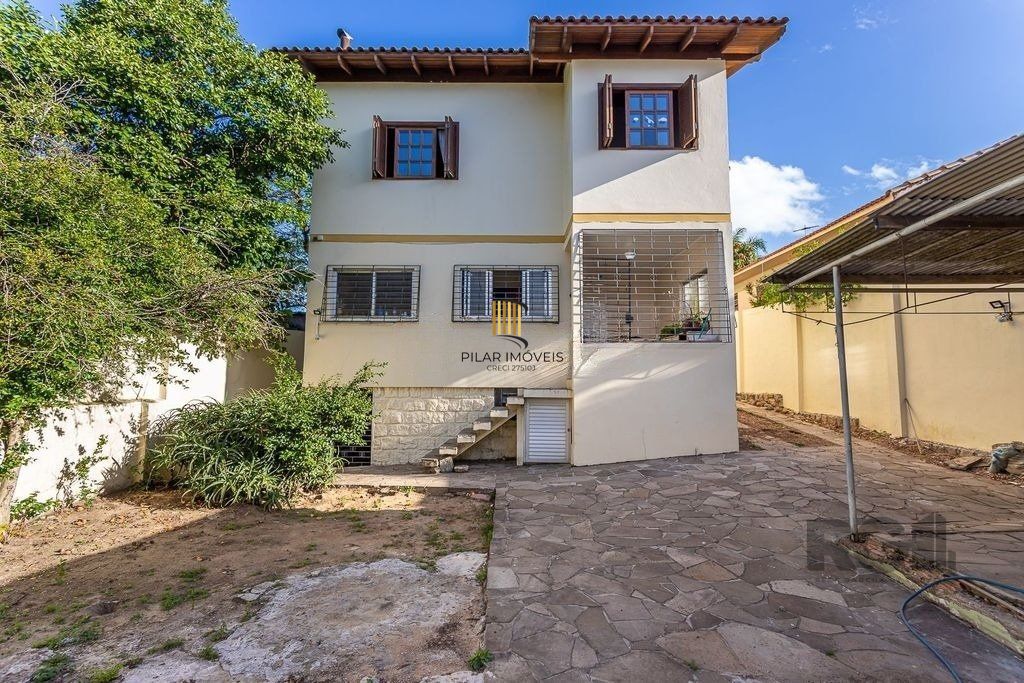 Casa 216m² - 4 dormitórios, 5 vagas no bairro Partenon