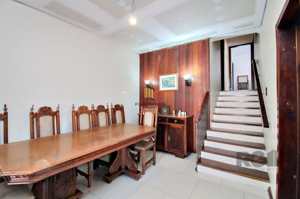 Casa 4 dormitórios, 2 vagas, em rua tranquila próxima a rua Oscar Pereira