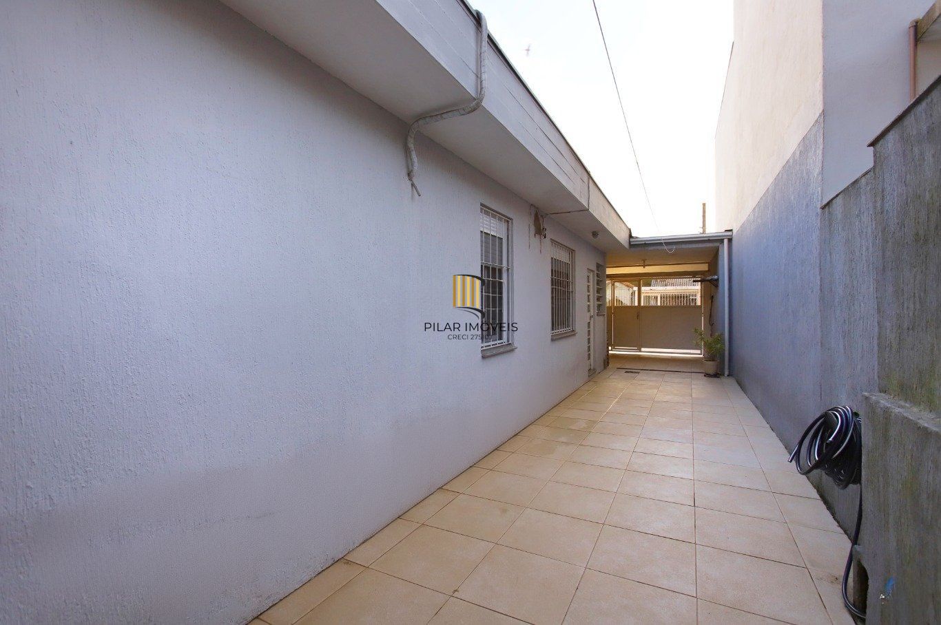 Casa com Edícula nos fundos, total de 5 dormitórios no Bairro gloria.