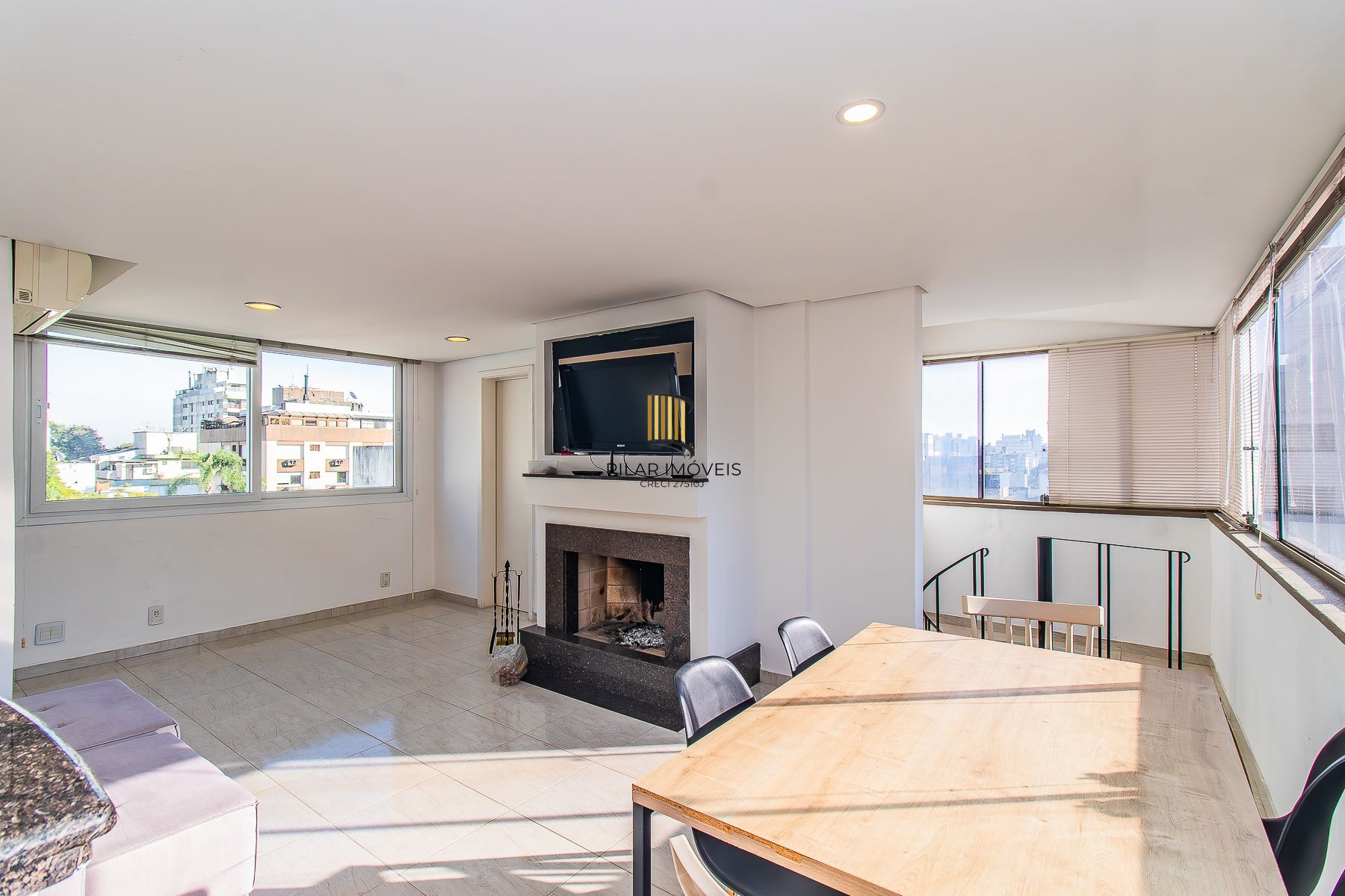 Amplo apartamento duplex com 2 dormitórios e 1 vaga de garagem.