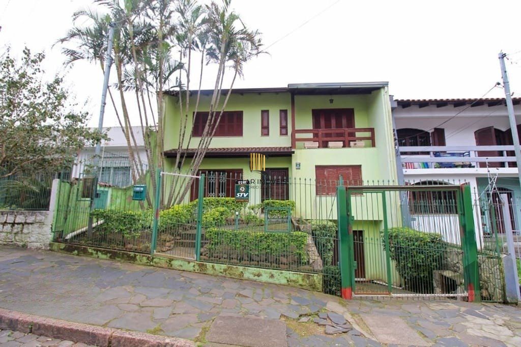 Casa de 275m² - 3 dormitórios e 3 vagas no bairro Coronel Aparício Borges