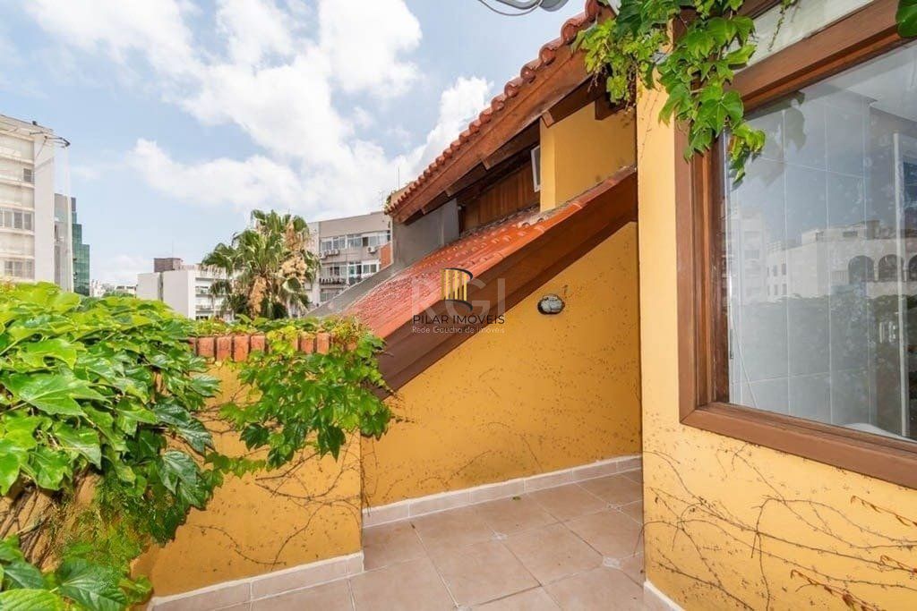 Apartamento 94m² - semi mobiliado, 2 dormitórios, 1 suíte, terraço e 2 vagas de garagem no Moinhos de Vento