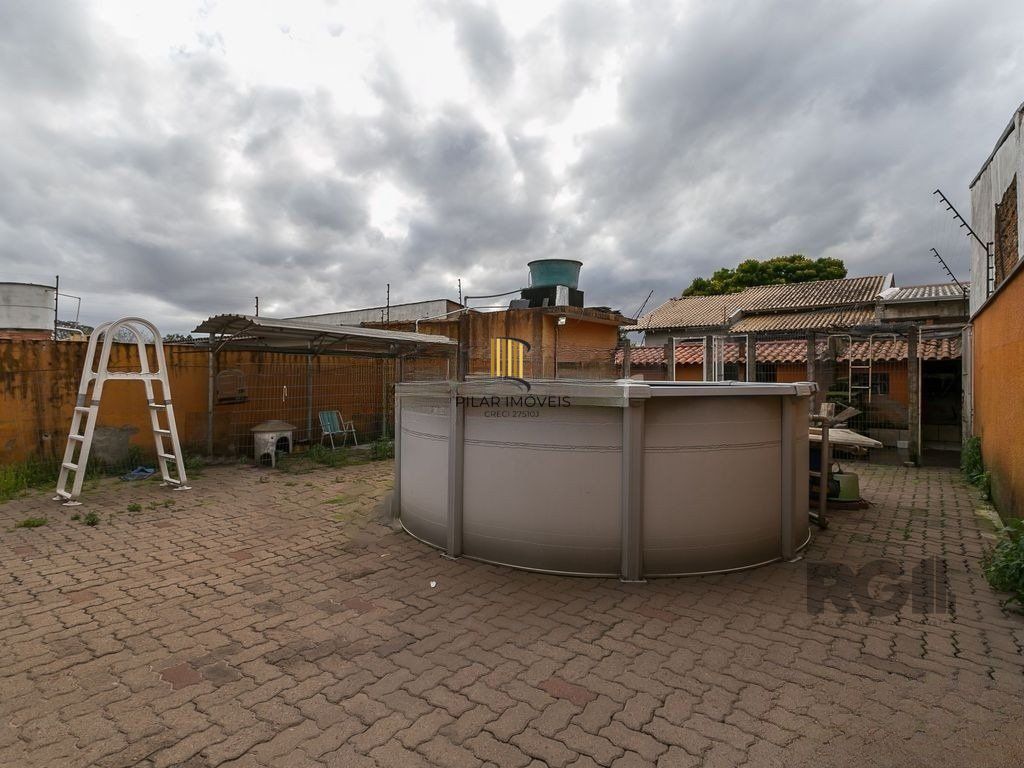 Casa de 3 dormitórios,  no bairro Campo Novo