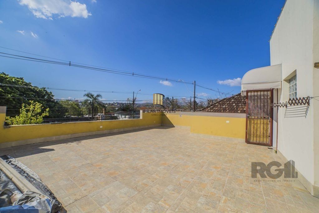 Casa de 4 dormitórios no bairro Glória