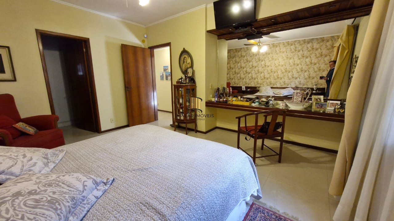 Casa de Cinema na Glória, com 500m² de área privada, 3 dormitórios, piscina, horta, lareira, elevador, gradeada 4 garagens