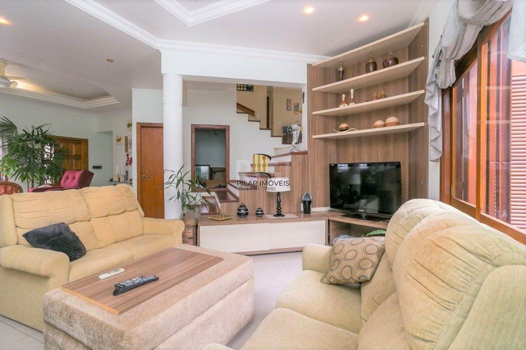 Casa para Venda - 279m², 3 dormitórios, sendo 1 suites, 4 vagas - Teresópolis