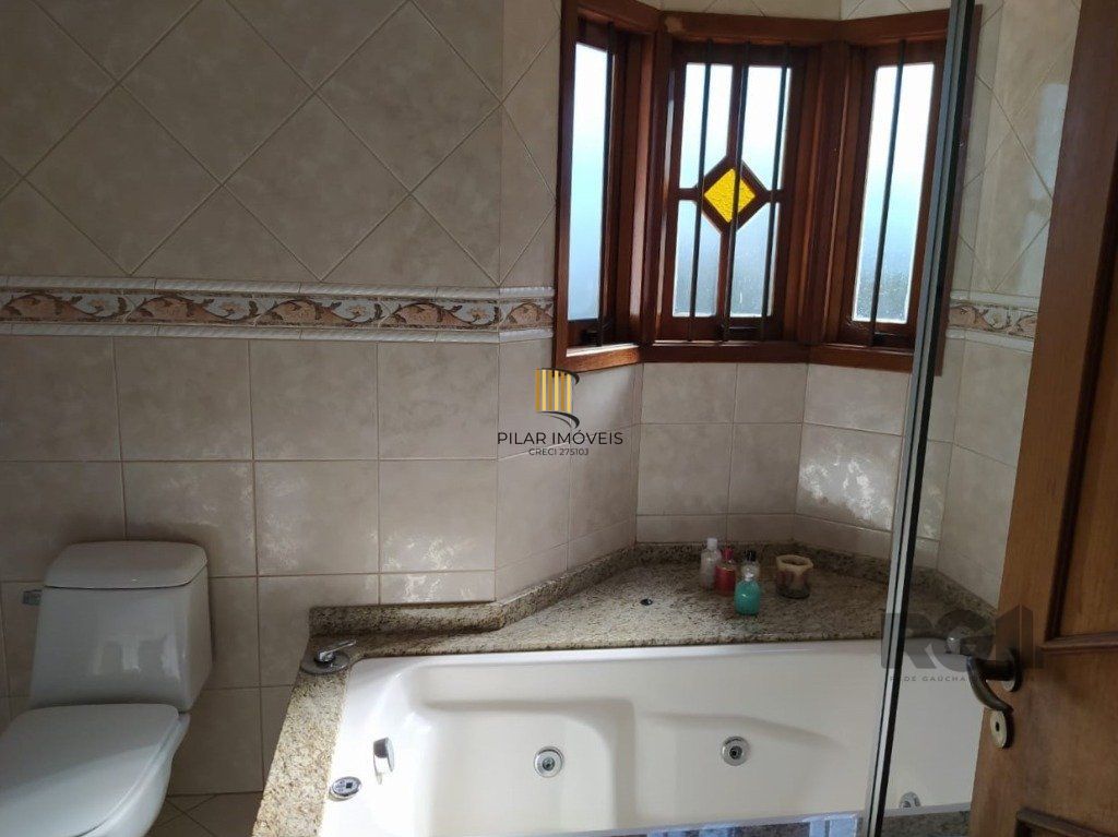 Casa 234m² - 3 dormitórios, 1 suíte e vaga para 6 carros no Jardim São Pedro