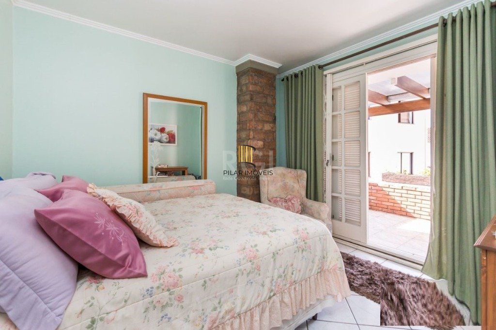 Casa para Venda - 258m², 3 dormitórios, sendo 1 suites, 4 vagas - Teresópolis