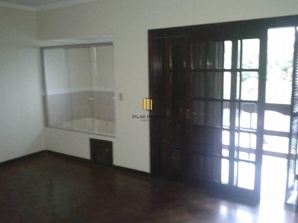 Casa de 3 dormitórios com piscina no bairro Teresópolis.