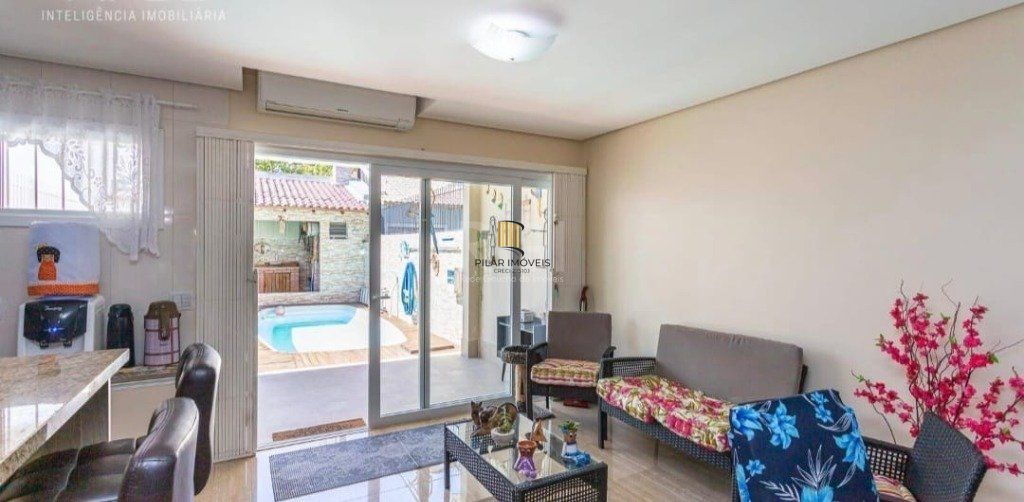 Excelente casa com 3 dormitórios e piscina