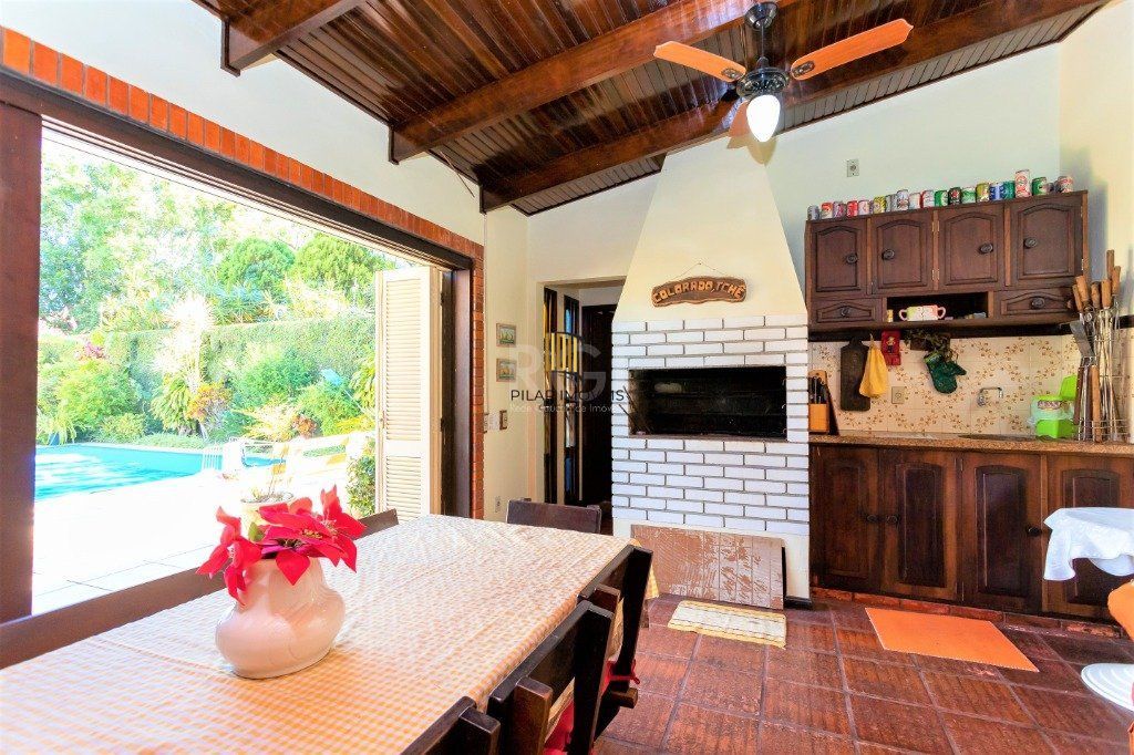 Casa para Venda - 228m², 4 dormitórios, sendo 1 suites, 5 vagas - Teresópolis