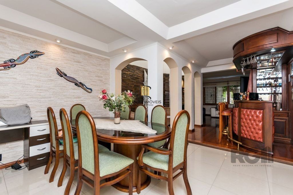 Casa 381m² - 5 dormitórios, 1 suíte, piscina e 6 vagas no bairro São Sebastião