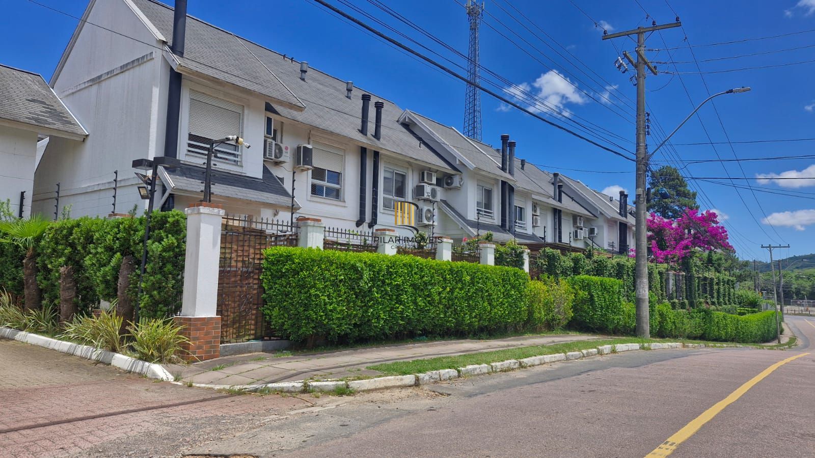 Casa em Condominio fechado, 5 dormitórios com infraestrutura completa