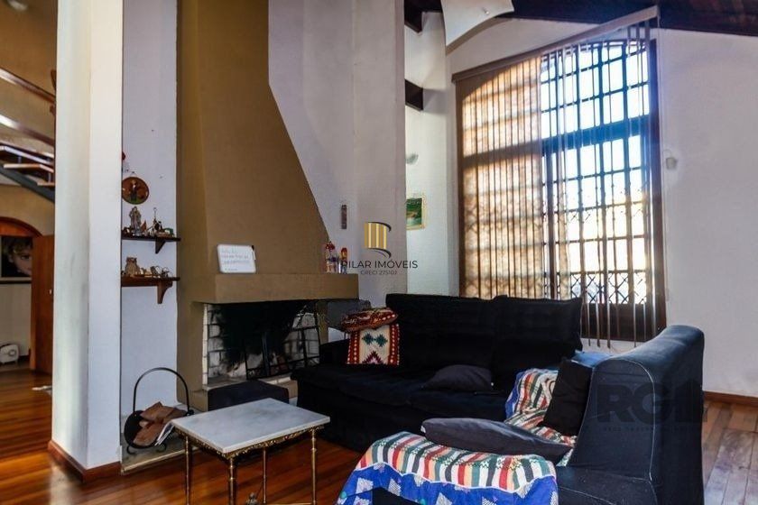 Casa 303m² - 4 dormitórios, 2 vagas no bairro Santo Antônio