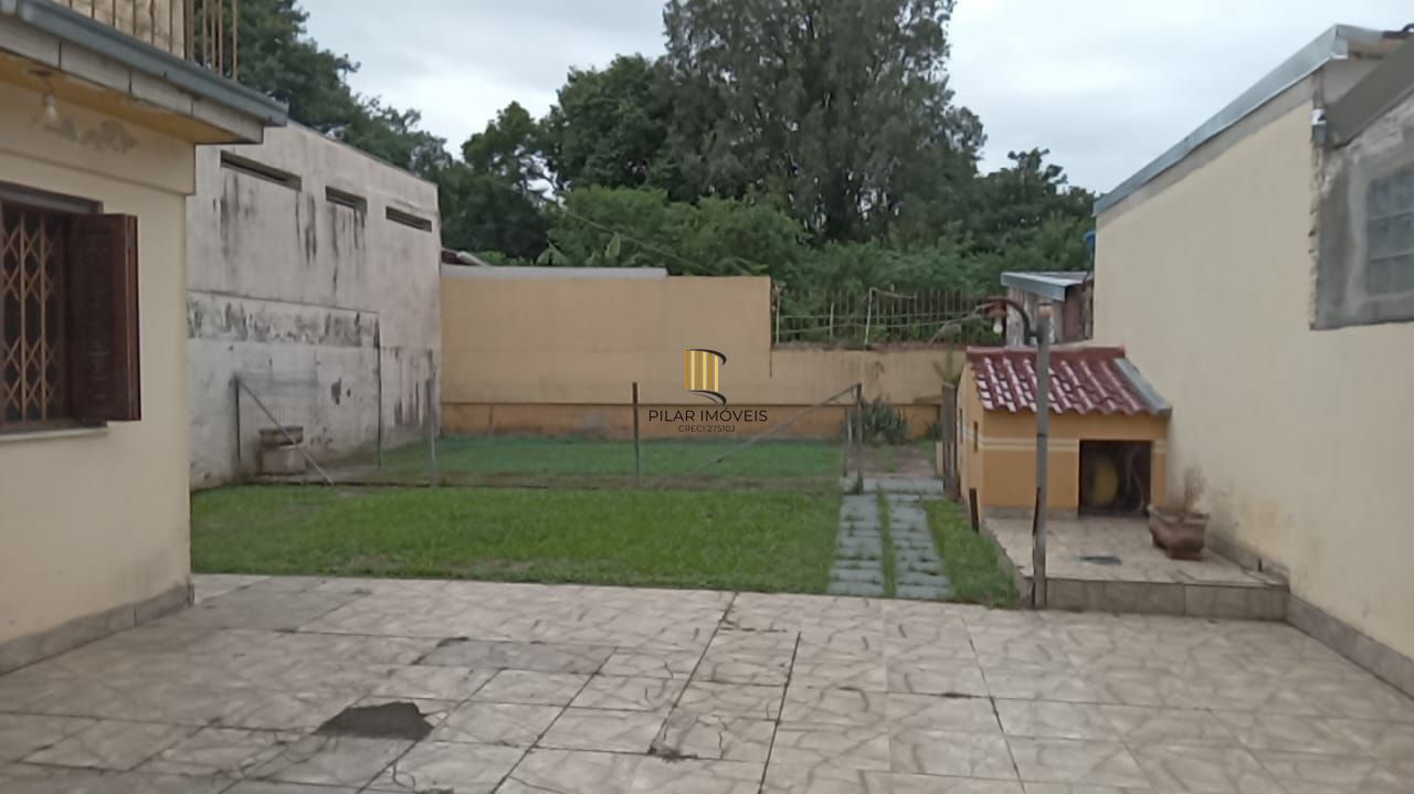 Casa 03 dormitórios, com páteo