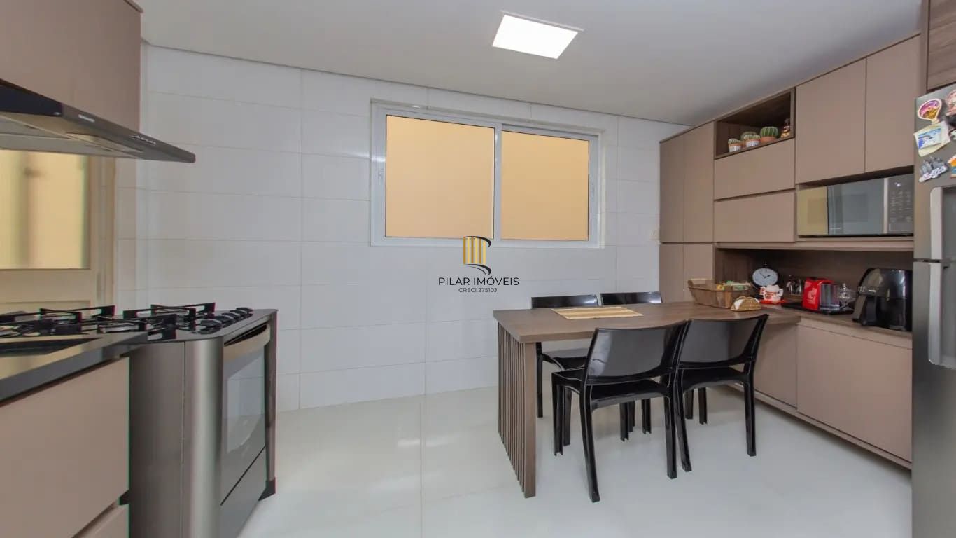 Apartamento com 3 dormitórios e 99m² à venda em Petrópolis.