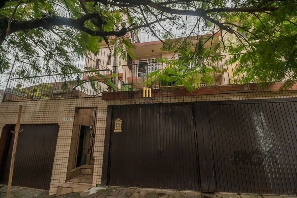 Excelente casa de 389,53m² com 8 dormitórios e 3 vagas.