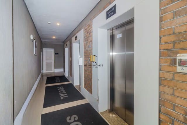 Apartamento de 2 dormitórios à venda em São Geraldo, Porto Alegre.