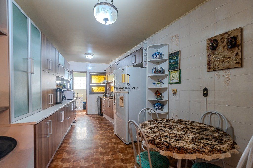 Prédio de 328m² - 4 dormitórios, 2 vagas no bairro Chácara das Pedras
