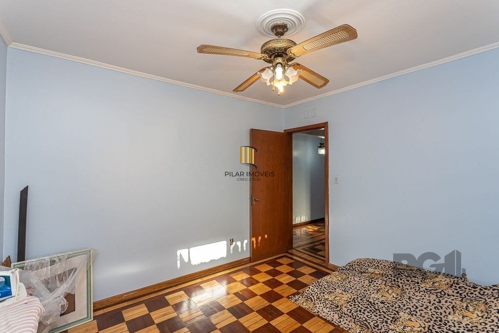 Casa 216m² - 4 dormitórios, 5 vagas no bairro Partenon