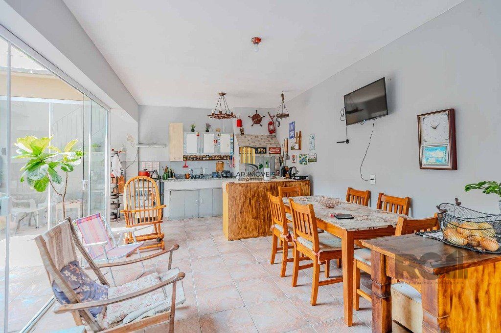 Casa com 234m², 3 dormitórios, 3 vagas no bairro Partenon