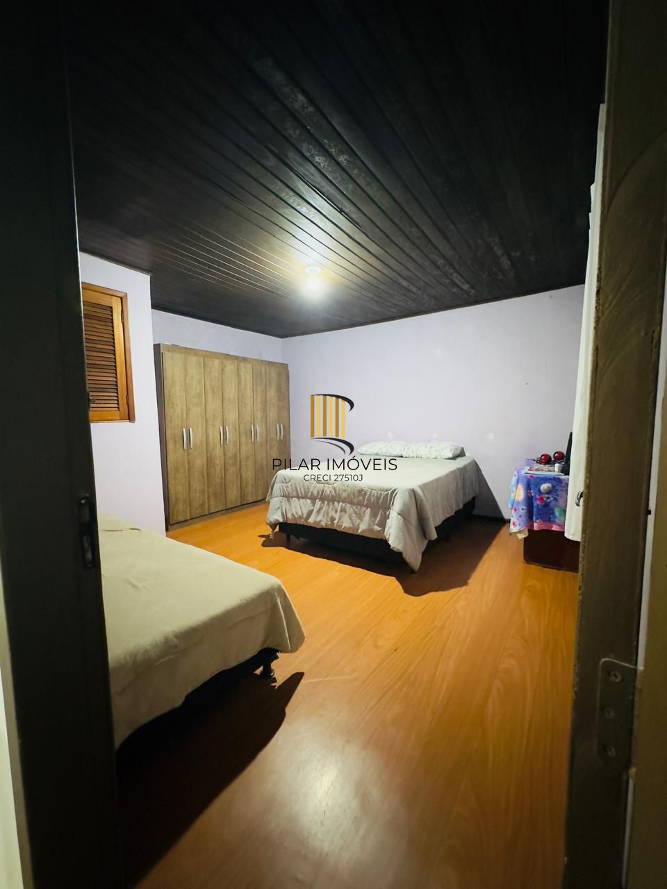 EXCELENTE OPORTUNIDADE DE NEGÓCIO, para Locar ou Morar com a Família. Terreno de 11,00 x 17,60 Com 01 sobrado de 3 dormitório... E outra em madeira 2 dormitórios.