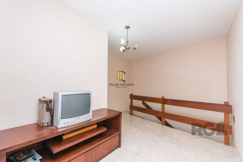 Casa 381m² - 5 dormitórios, 1 suíte, piscina e 6 vagas no bairro São Sebastião
