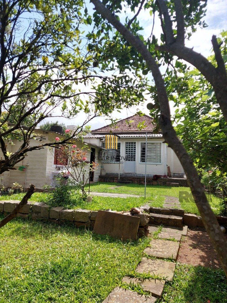 Casa 3 dormitórios,  1 vaga de garagem ampla e coberta.  Possui edícula com 3 peças. Espaço com churrasqueira e dispensa. Área total de  484m².