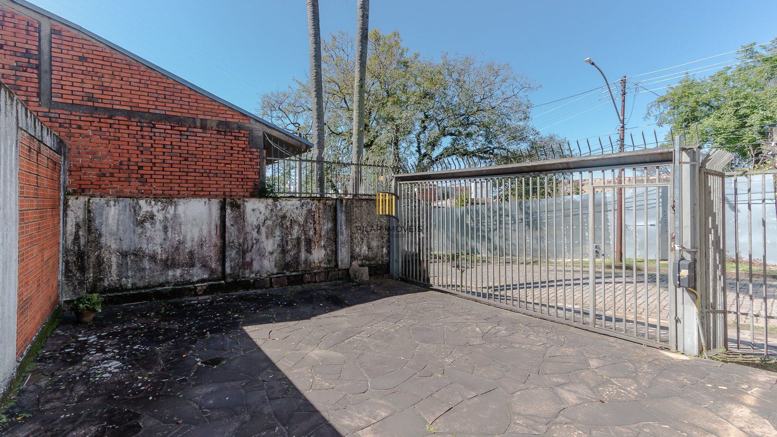 Casa com 3 dormitórios com 279.5m², no bairro Três Figueiras