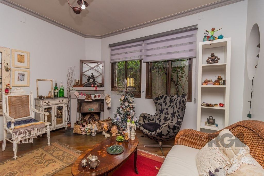 Impecável casa no bairro Medianeira. Living de 3 ambientes com lareira. Com 4 dormitórios sendo 1 suíte também com lareira. Ampla cozinha mobiliada e reformada. Dormitórios com armários fixos .